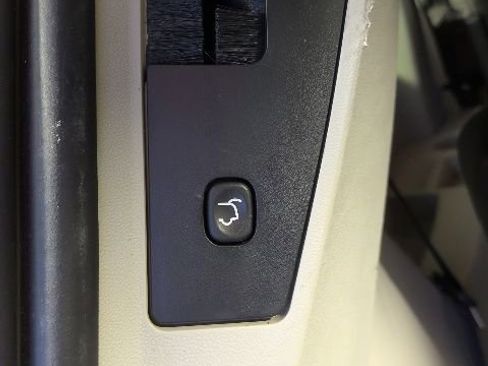 Used 2016 Dodge Grand Caravan SXT FWD image 11