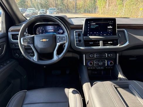 Used 2024 Chevrolet Suburban Premier image 25