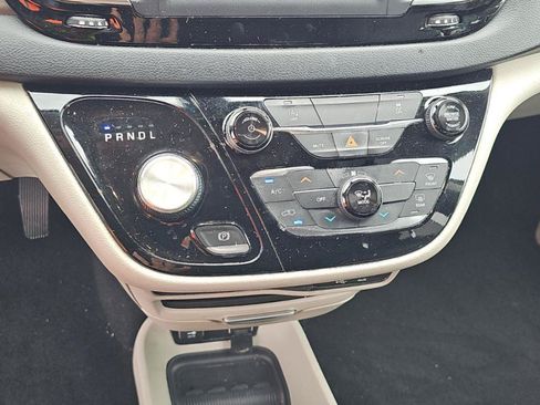 Used 2020 Chrysler Voyager Lxi FWD image 14