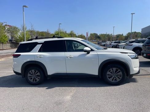 Certified 2022 Nissan Pathfinder SV image 3
