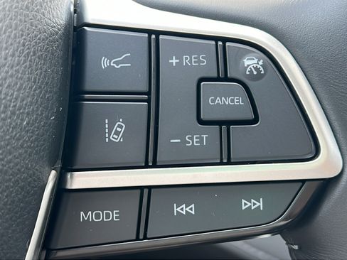 Used 2023 Toyota Highlander XLE FWD image 22