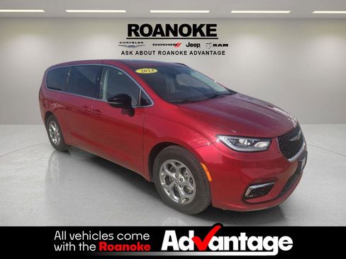 Used 2024 Chrysler Pacifica Limited w/ Uconnect Theater Family Group image 10