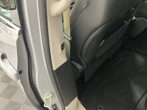 Used 2024 Chrysler Pacifica Touring-L image 9