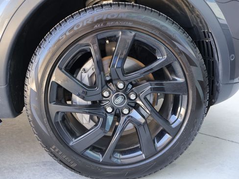 Certified 2025 Land Rover Discovery S AWD/4WD image 33