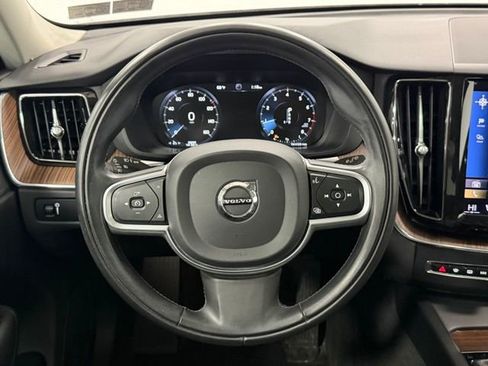 Used 2021 Volvo XC60 T6 Momentum image 17