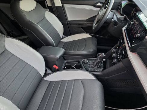 Used 2023 Volkswagen Taos SEL image 11