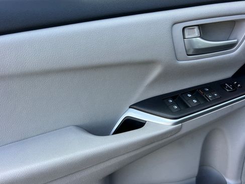 Used 2015 Toyota Camry SE w/ Moonroof Package image 12