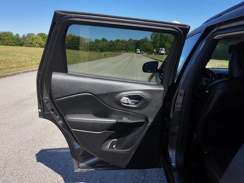 Used 2020 Jeep Cherokee Latitude Plus image 21