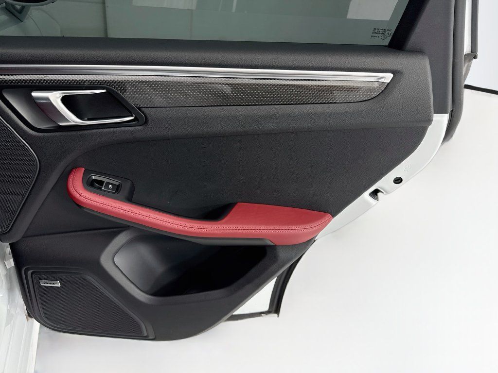 Certified 2022 Porsche Macan S AWD/4WD image 26
