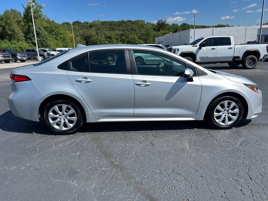 Used 2025 Toyota Corolla LE FWD image 4