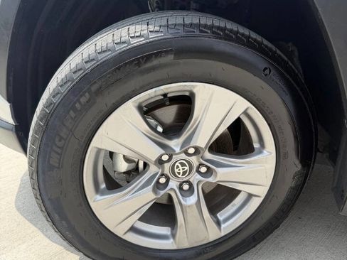 Used 2025 Toyota RAV4 XLE AWD/4WD image 25