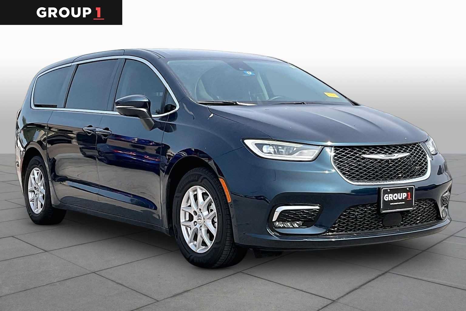 Used 2023 Chrysler Pacifica Touring-L FWD image 1