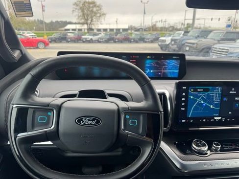 Used 2025 Ford Expedition Platinum w/ Stealth Performance Package AWD/4WD image 15