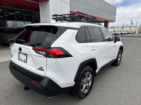 Used 2022 Toyota RAV4 LE AWD/4WD image 4