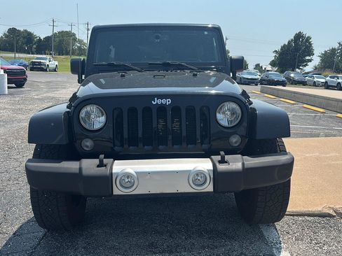 Used 2015 Jeep Wrangler Unlimited Sahara w/ Dual Top Group AWD/4WD image 8