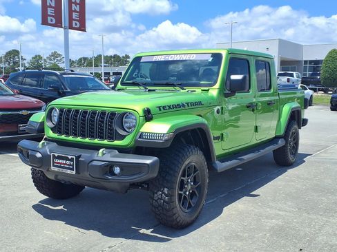 Used 2025 Jeep Gladiator Sport AWD/4WD image 3