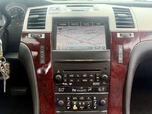 Used 2011 Cadillac Escalade ESV Luxury image 32