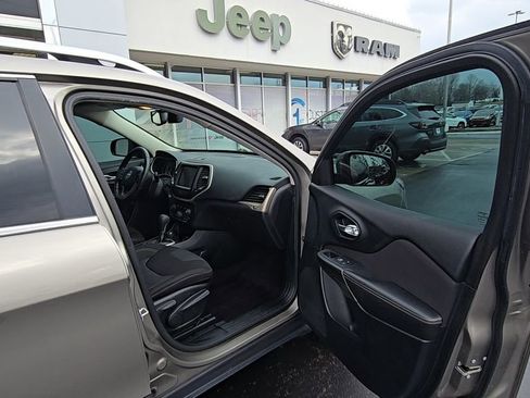 Certified 2016 Jeep Cherokee Latitude w/ Comfort/Convenience Group image 18