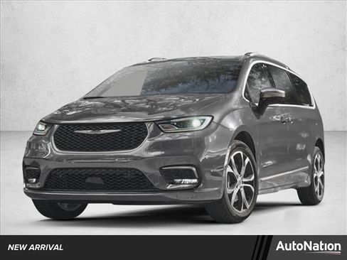 Used 2025 Chrysler Pacifica Limited image 1