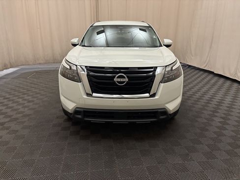 Used 2025 Nissan Pathfinder SV image 2