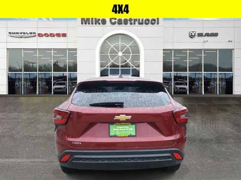 Used 2024 Chevrolet Trax LS w/ LS Convenience Package image 5