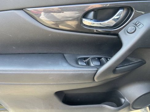Used 2017 Nissan Rogue S AWD/4WD image 12