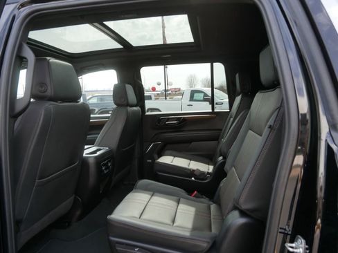 Used 2025 Chevrolet Suburban High Country AWD/4WD image 18