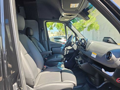 Used 2025 Mercedes-Benz Sprinter 2500 image 11