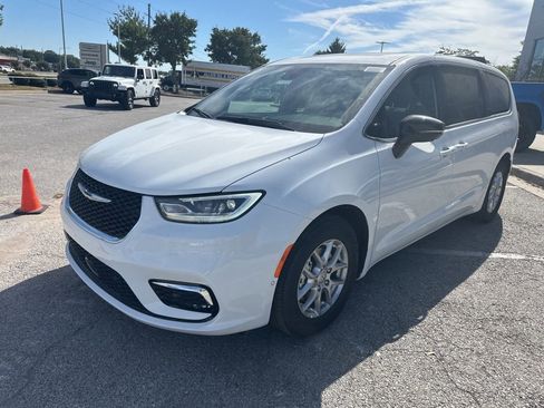 New 2026 Chrysler Pacifica Select image 12