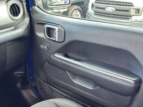 Used 2018 Jeep Wrangler Unlimited Sahara AWD/4WD image 29