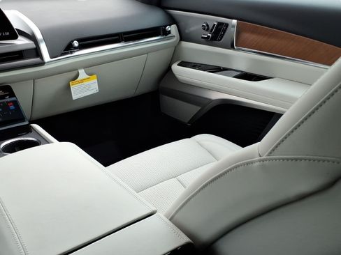 New 2027 Cadillac Vistiq Luxury w/ LPO, Floor Liner Package AWD/4WD image 10
