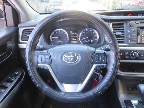 Used 2019 Toyota Highlander LE AWD/4WD image 14