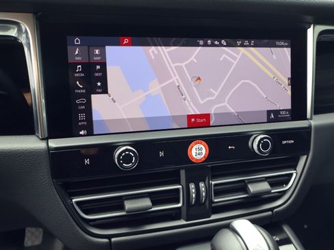 Certified 2025 Porsche Macan AWD/4WD image 18