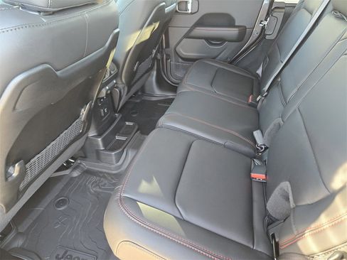 Used 2025 Jeep Wrangler Unlimited Rubicon w/ Technology Group image 30