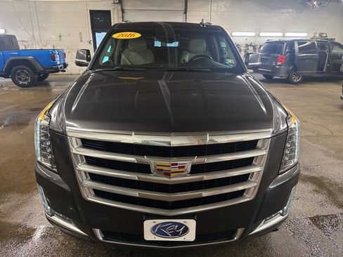 Used 2016 Cadillac Escalade Luxury image 2