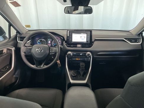Used 2022 Toyota RAV4 LE image 9