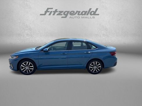 Used 2025 Volkswagen Jetta SE FWD image 5