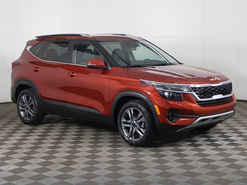 Used 2023 Kia Seltos S w/ Navigation Package FWD image 2