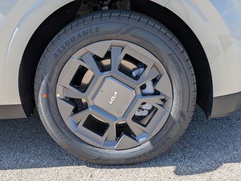 New 2026 Kia Carnival EX FWD image 11
