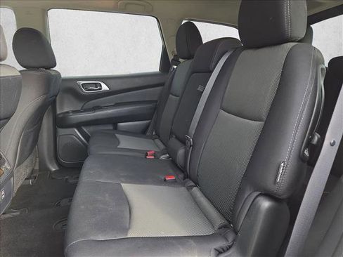 Used 2018 Nissan Pathfinder SV image 18