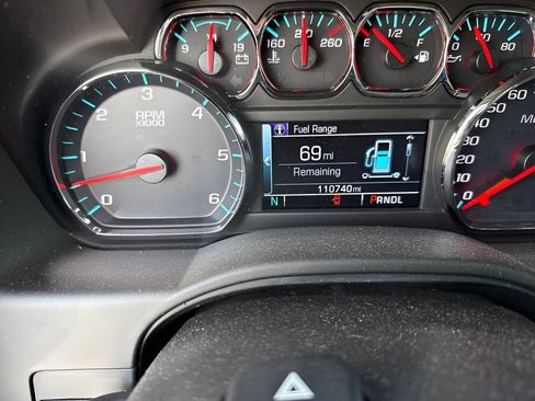 Used 2019 Chevrolet Suburban LT RWD image 6