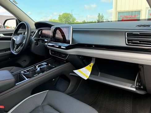 Used 2025 Volkswagen Atlas Peak Edition SE image 12