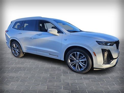 Certified 2025 Cadillac XT6 Premium Luxury image 3