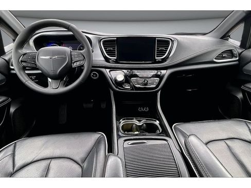 Used 2025 Chrysler Pacifica Limited FWD image 9