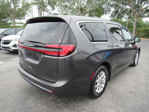 Used 2023 Chrysler Pacifica Touring-L FWD image 6