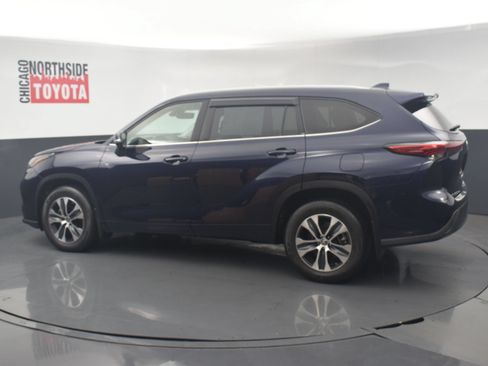 Used 2022 Toyota Highlander XLE AWD/4WD image 2