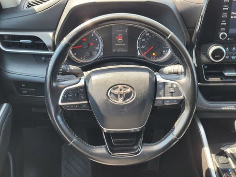 Used 2021 Toyota Highlander LE FWD image 12