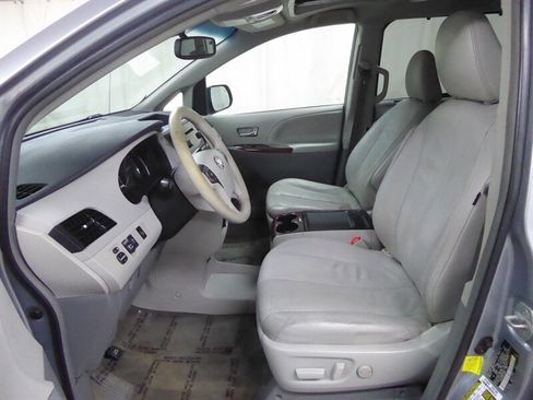 Used 2013 Toyota Sienna XLE FWD image 27