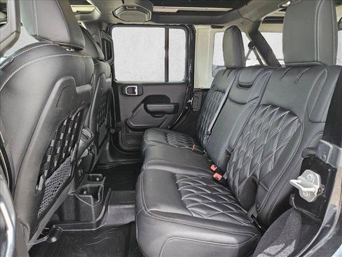 Used 2022 Jeep Wrangler Unlimited Rubicon w/ Cold Weather Group AWD/4WD image 17