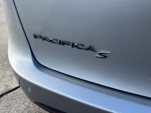 Used 2019 Chrysler Pacifica Touring-L Plus image 5